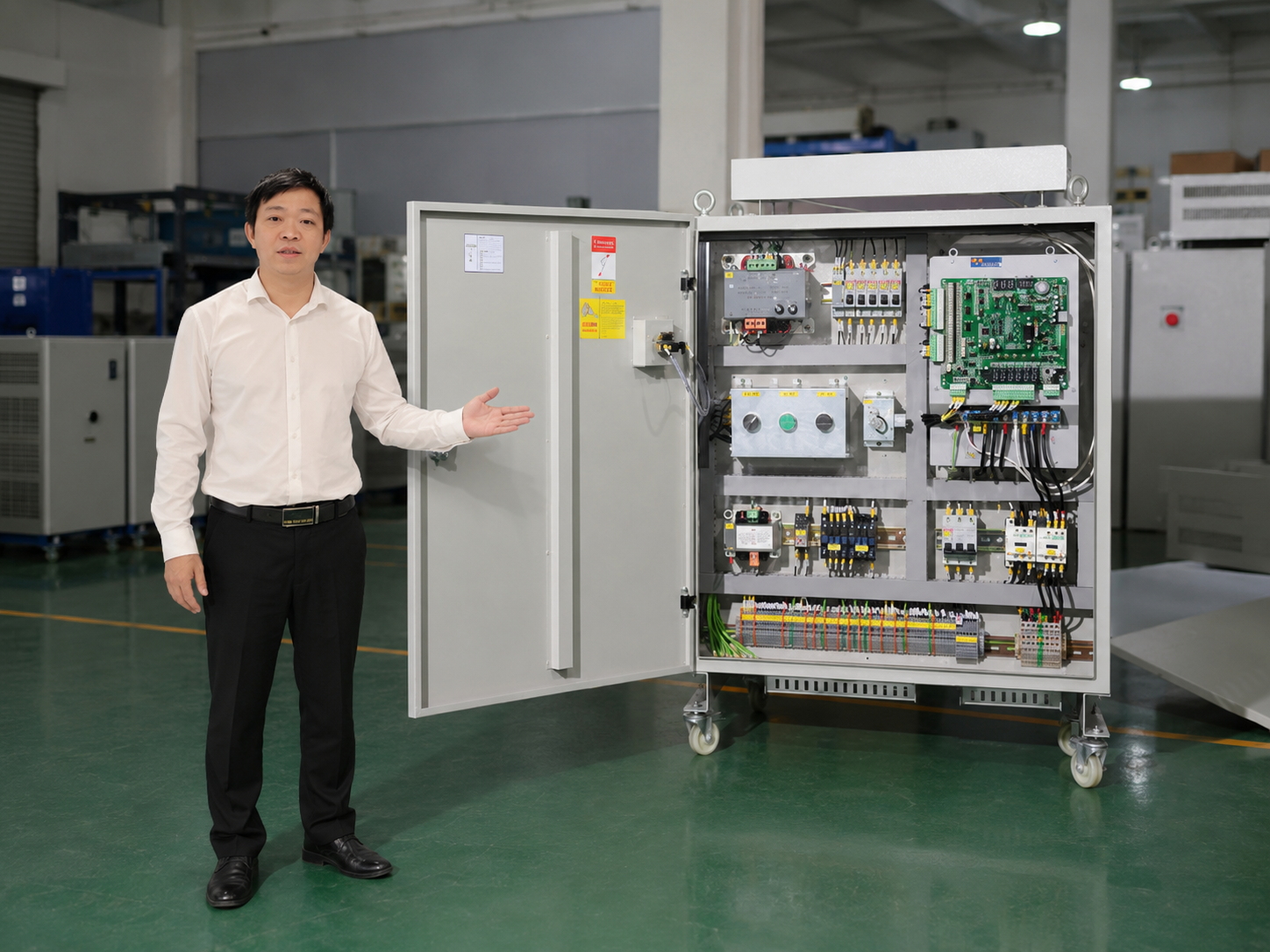 Kỹ sư giới thiệu tủ điều khiển điện công nghiệp mở nắp, lộ rõ bảng mạch và linh kiện bên trong